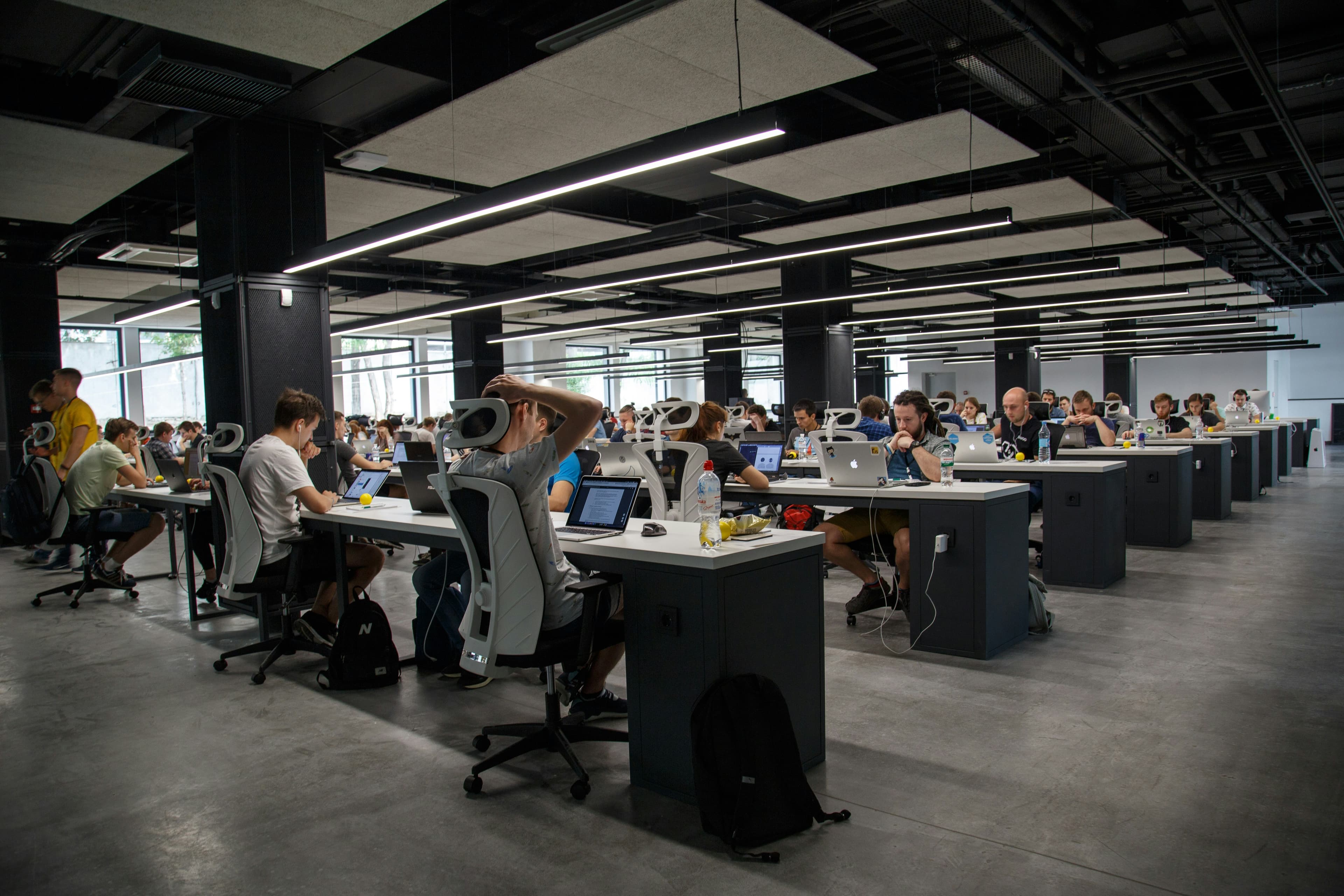 Equipo de trabajo colaborando en un ambiente sano