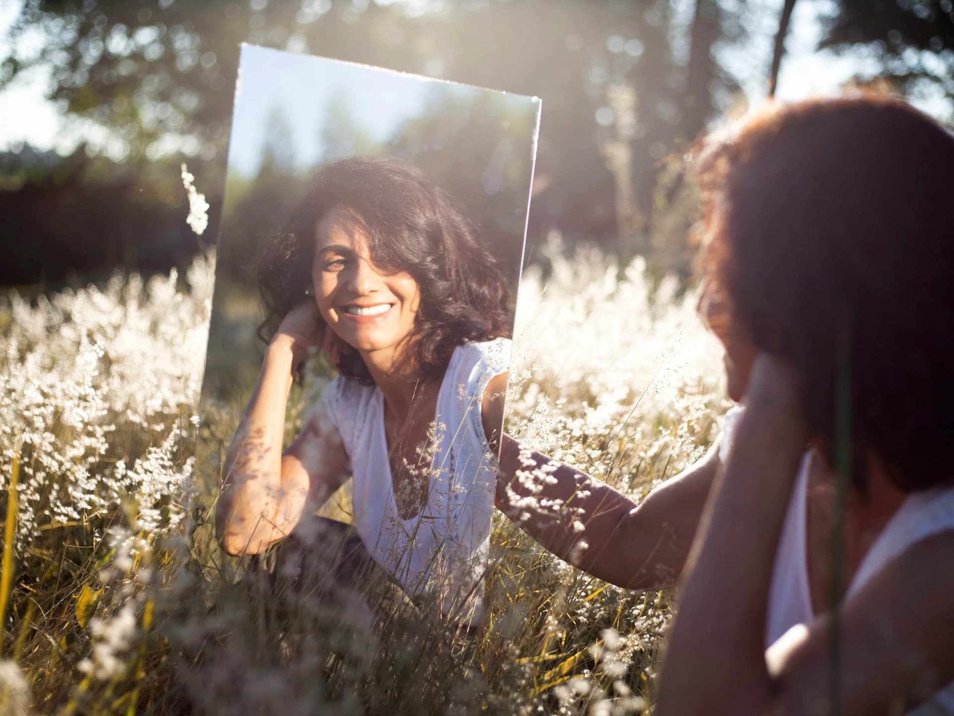 self_love_mirror_confidence_woman